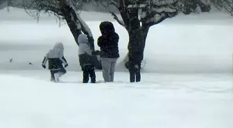 Bolu'da Kar Yağışı Nedeniyle Okullar Tatil, Öğrenciler Eğlencenin Tadını Çıkardı