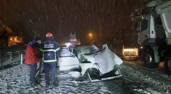 Sakarya'da Otomobil Bariyere Çarptı: 2 Yaralı