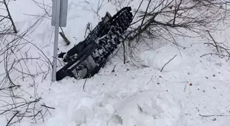 Kar Motoru Şarampole Devrildi, Kepçe Operatörü Kurtardı