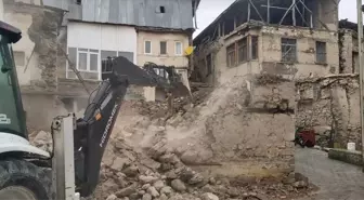 Elazığ'ın Ağın İlçesinde Tehlikeli Metruk Ev Yıkıldı