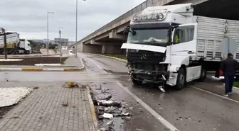 Balıkesir'de TIR ve Kamyonet Çarpıştı: Trafik Kapatıldı