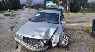 Erdek'te Otomobil Trafik Lambasına Çarptı: Bir Yaralı