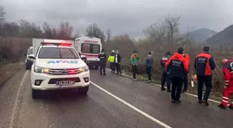 Bartın'da Yağış Nedeniyle Otomobil Şarampole Devrildi