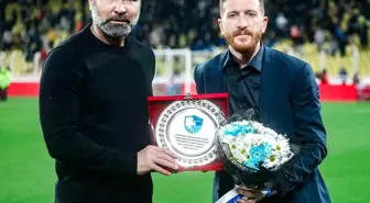 Erzurumspor FK'dan Hakan Kutlu'ya Plaket