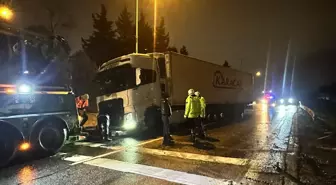 Büyükçekmece'de Makaslayan Tır Trafiği Felç Etti