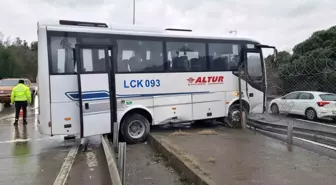 İstanbul'da Yağmur nedeniyle Kaygan Yolda Servis Minibüsü Kaza Yaptı