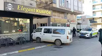 Manavgat'ta Trafik Kazası: Kamyonet Kuaförün Duvarına Çarptı