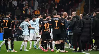 Konuk takımın sahadan çekilmesi üzerine Galatasaray-Adana Demirspor maçı tatil edildi