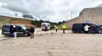 Bursa'da Minibüs ve Hafif Ticari Araç Çarpıştı: 6 Yaralı