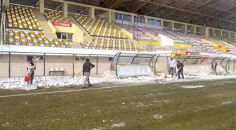 Muş Şehir Stadyumu'nda Kar Temizleme Çalışmaları Tamamlandı