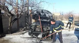 Van'da Park Halindeki Otomobilde Yangın Çıktı