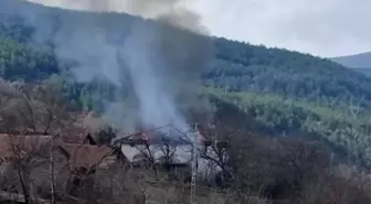 Kastamonu'da Yangın: İki Katlı Ahşap Ev Kullanılamaz Hale Geldi