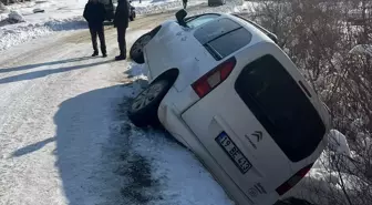 Yüksekova'da Otomobil Köprü Kenarında Asılı Kaldı