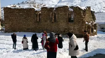 Muş'ta Gençler Tarihi Mekanları ve Buzla Kaplanan Şelaleleri Fotoğrafladı