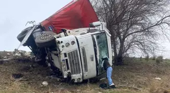 Osmaniye'de Kamyon Şarampole Yuvarlandı, Sürücü Hafif Yaralı