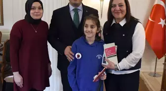 Düzce Valisi, Kar Tatilinde Kitap Okuyan Öğrencileri Ağırladı