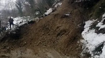 Sinop'ta Heyelan Sonrası Köy Yolu Ulaşıma Kapandı