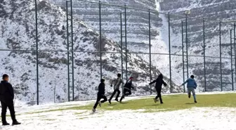 Uludere'deki Çocuklar Kış Soğuklarına Rağmen Futbol Oynuyor