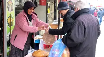 66 Yaşındaki Kadın, Soğuk Hava Düşmanı Olmadan Ekmek Satıyor