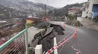 Zonguldak'ta Heyelan: Mahalle Yolu Çöktü