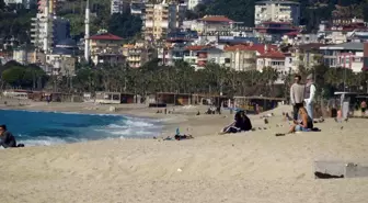 Alanya'da Turist Akını: Sıcak Hava Plajları Doldurdu