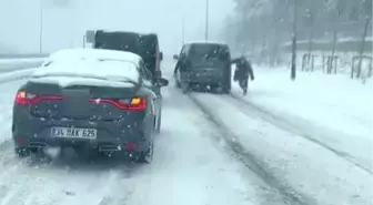 İstanbul'da Kar Yağışı Nedeniyle Araçlar Yolda Kaldı