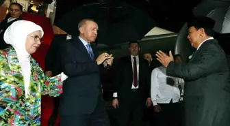 Cumhurbaşkanı Erdoğan, Endonezya'da top atışlarıyla karşılandı