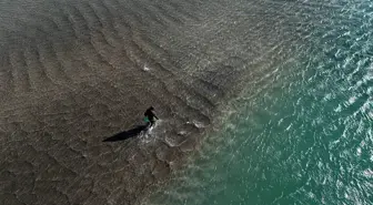 Didim ve Çeşme'de Kuvvetli Poyraz Denizi Kıyıdan Çekti