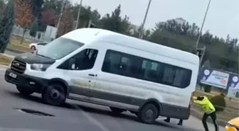 Trafik Polisi, Arızalı Aracı İterek Yardım Etti