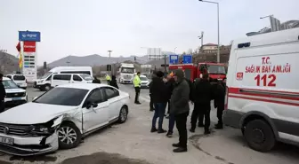 Bitlis'te Para Nakil Aracının Otomobille Çarpışması: 3 Yaralı