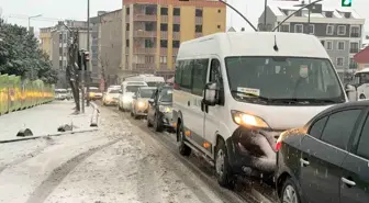 İstanbul'da Kar Yağışı Araç Trafiğini Olumsuz Etkiledi