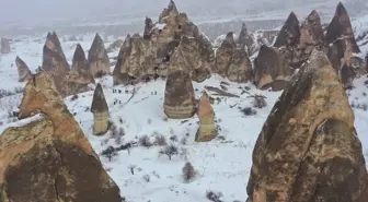 Kapadokya'nın Kış Güzelliği: Karla Kaplı Peri Bacaları Turistleri Ağırlıyor