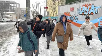 Arnavutköy'de Çocuklar Kar Tatilini Kar Topu Oynayarak Kutladı