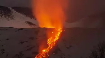 Etna Yanardağı'ndaki Lav Akıntısı Devam Ediyor