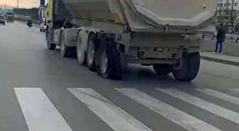 Patlak Lastikle Giden Hafriyat Kamyonu Trafiği Tehdit Ediyor