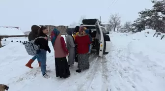 Kar Yağışı Altında Ateşlenen Bebek Hastaneye Kaldırıldı