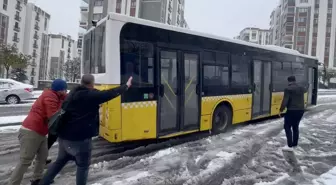 İstanbul'da Şiddetli Kar Yağışı Sürücüleri Zor Durumda Bıraktı