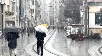 İstanbul'da Kar Yağışı Taksim Meydanı ve İstiklal Caddesi'nde Etkili Olmaya Başladı