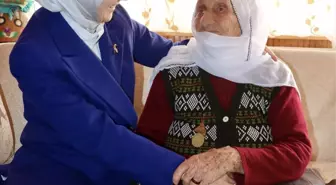 Aile ve Sosyal Hizmetler Bakanı Göktaş, 113 yaşındaki Güllü nineyi ziyaret etti