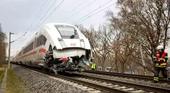 Hamburg'da Tren ve Tır Çarpıştı: 1 Ölü, 25 Yaralı