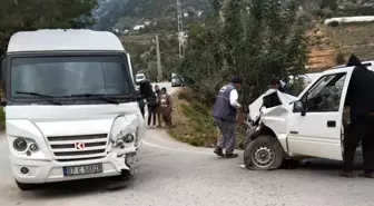 Antalya'da Öğrenci Servisi ile Kamyonet Çarpıştı: 24 Yaralı