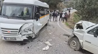 Antalya'da Öğrenci Servisi ile Kamyonet Çarpıştı: 24 Yaralı