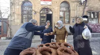 Beypazarı'nda Hayatını Kaybeden Sakinler Anısına Simit Dağıtıldı