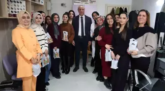 Elazığ'da Kuaförlük Kursu Alan Kadınlara Cilt Bakım Seti Hediye Edildi