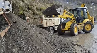 Giresun'daki Heyelan Kaya Parçaları Yol Çalışmalarında Kullanılıyor