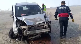 Hakkari'de Otomobil ve Kamyonet Çarpıştı: 2 Yaralı