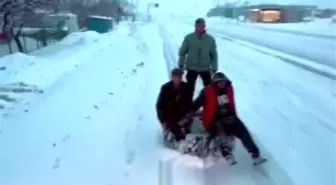 Malatya'da Gençler Karda Sörf Yaptı