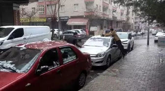 Diyarbakırlı Öğrenciler YKS Stresini Kar Topu Oynayarak Attı