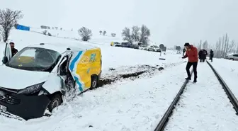 Tokat'ta PTT Aracına Tren Çarptı: 1 Yaralı