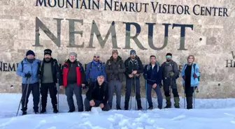 Adıyamanlı dağcılar karla kaplı Nemrut Dağı'na tırmandı